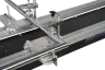 Detail der CREA-SWISS: diagonal eingespanntes Rundrohr, mit Spannpratzen und Sterngriff auf der Profilschiene