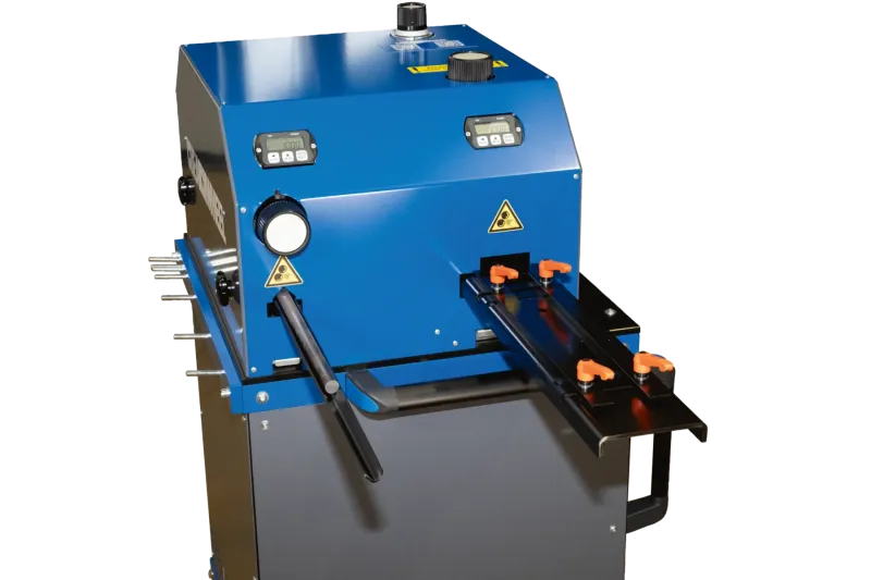 Bedienseite der CREA-WHEEL 15mm RRM mit zwei Digitalanzeigen, Handrad und Führungsschiene mit orangen Klemmhebeln, seitlich eingeschobene Stangen