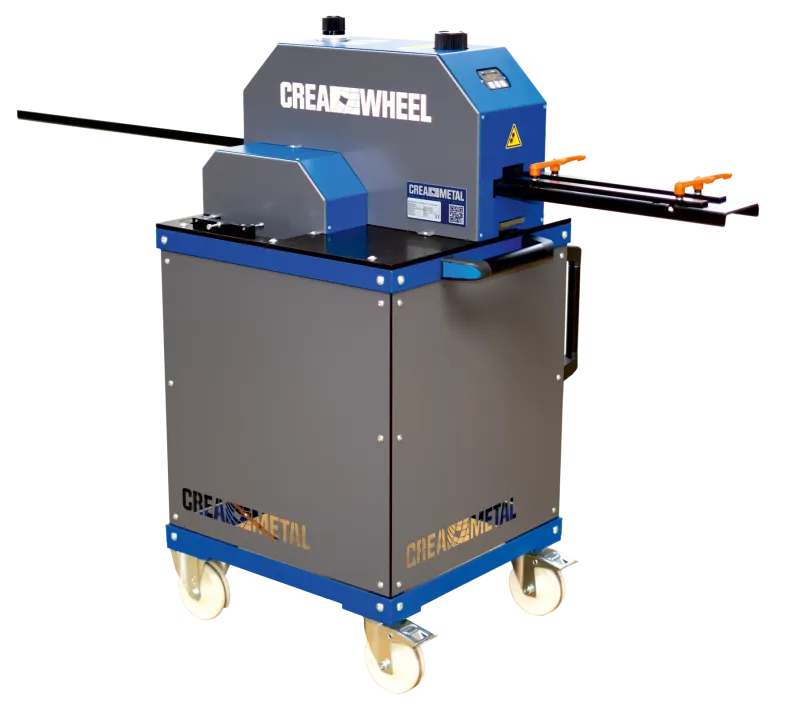 CREA-WHEEL 15mm komplett auf dem fahrbaren Rollschrank, links tritt ein langer Flachstahl aus dem Richtaggregat