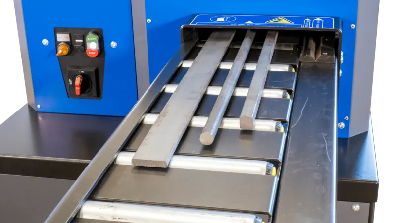 Rollenbahn der CREA-WHEEL 220 RRM mit mehreren Werkstücken nebeneinander, Flachstahl und Rundstahl