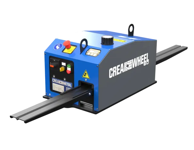 Rendering der CREA-WHEEL 60 Basic von schräg vorn, Bedienseite mit Hauptschalter, Not-Aus und Digitalanzeige, Flachstahl im Ein- und Auslauf