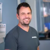 Reto Gasser, Leiter Entwicklung bei CREAMETAL, im grauen Firmenshirt vor seinem Arbeitsplatz
