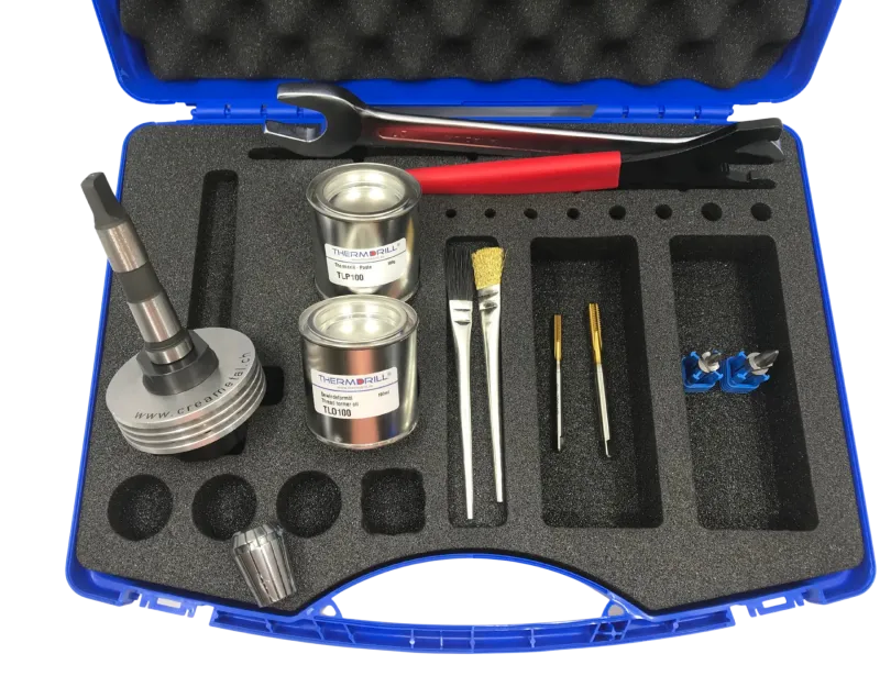 Blauer Werkzeugkoffer mit THERMDRILL Set: Werkzeugaufnahme mit Kühlring, Formöl, Paste, Gewindeformer und Fliessbohrer