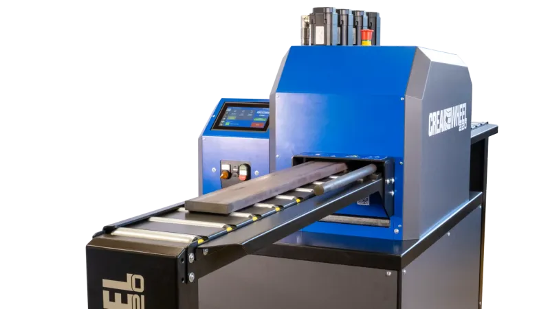 CREA-WHEEL 220 RRM in der Gesamtansicht mit Touch-Bedienpanel, Signalsäule und angesetzter Rollenbahn mit Flachstahl