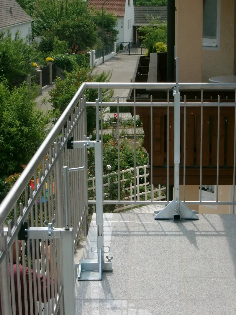 Zwei MS1 stützen ein Edelstahlgeländer auf einer Terrasse während der Montage ab