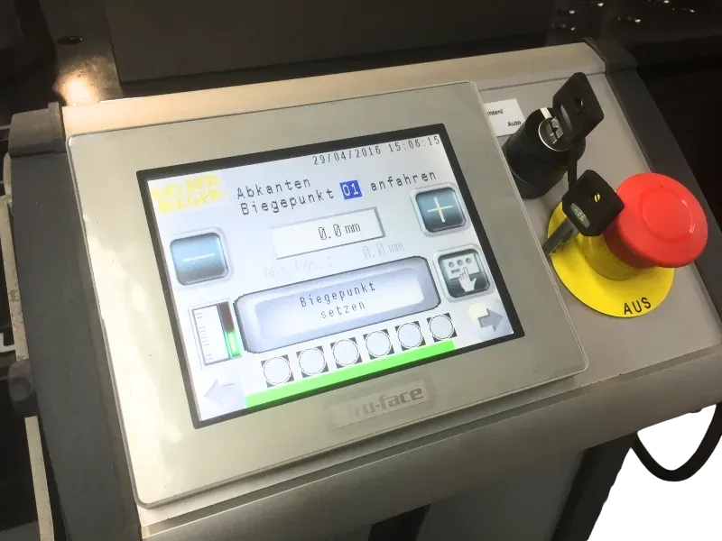 Touchscreen-Steuerung des Horizontalbieger XL mit Abkant-Menü, Schlüsselschalter und rotem Not-Aus-Taster