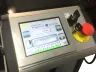 Touchscreen-Steuerung des Horizontalbieger XL mit Abkant-Menü, Schlüsselschalter und rotem Not-Aus-Taster