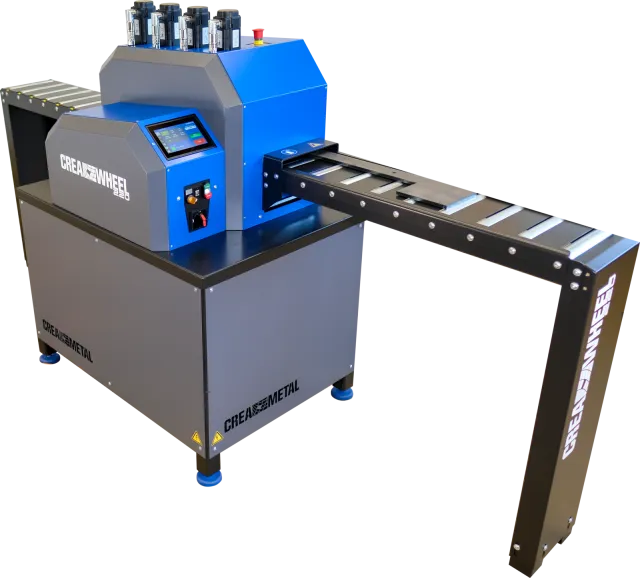 Richtmaschine CREA-WHEEL 220 mit Touch-Bedienung und angesetzter Rollenbahn, freigestellt vor weissem Hintergrund