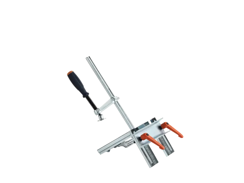 CREA-HEAVY Plattenschweisslehre freigestellt, mit angesetzter Schraubzwinge und zwei orangen Klemmhebeln