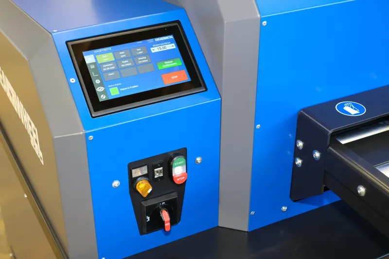 Bedienfeld der CREA-WHEEL 220 mit Touchdisplay, Start-Stopp-Tasten und Hauptschalter schräg von der Seite