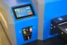 Bedienfeld der CREA-WHEEL 220 mit Touchdisplay, Start-Stopp-Tasten und Hauptschalter schräg von der Seite