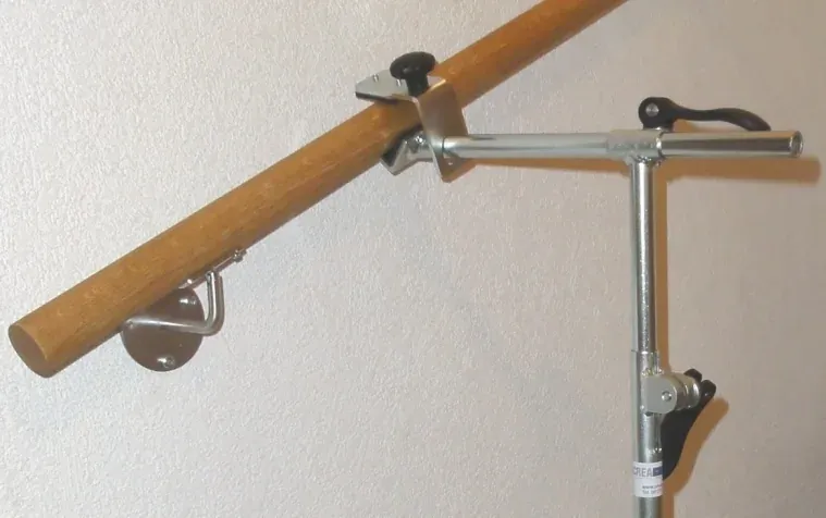MS2 mit T-Ausleger unter einem Holz-Handlauf an der Wand, daneben ein bereits montierter Wandhalter