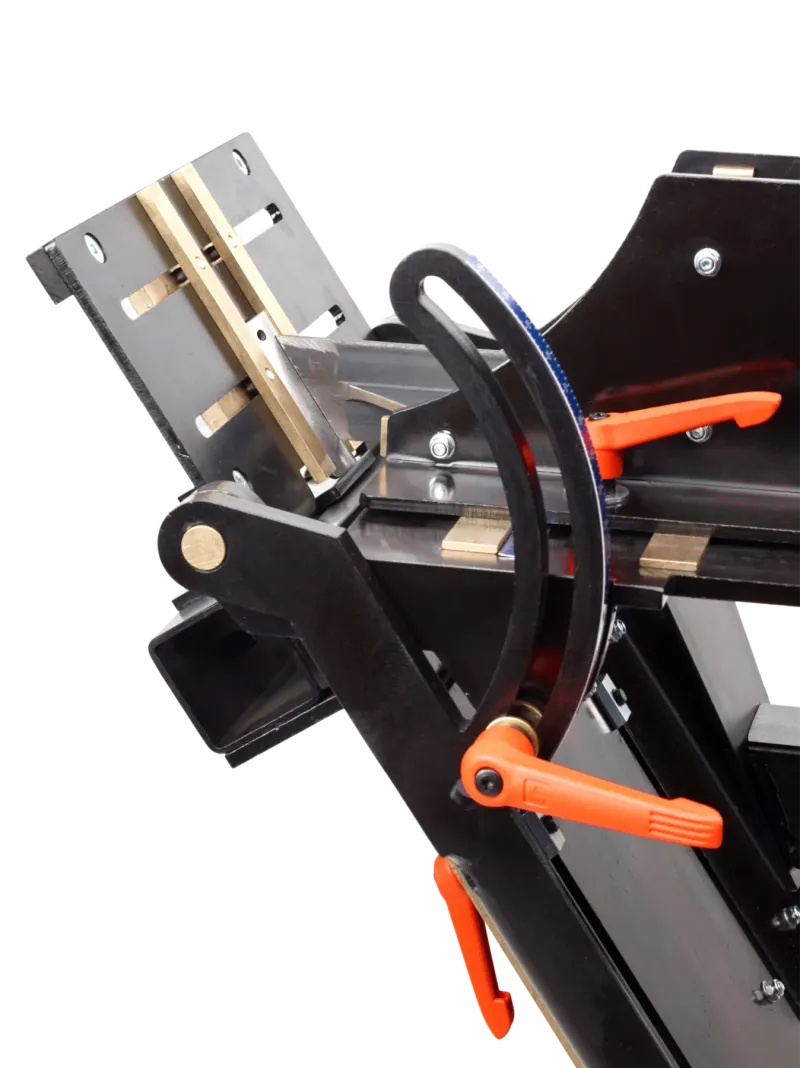 Detail der Schwenkeinheit der CREA-FIX mit Winkelsegment, orangen Klemmhebeln und messingbelegten Führungen