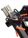 Detail der Schwenkeinheit der CREA-FIX mit Winkelsegment, orangen Klemmhebeln und messingbelegten Führungen