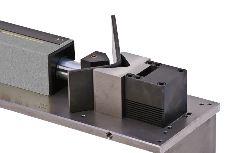 MOBI-BIEGER im Detail: Hydraulikzylinder drückt Flachstahl im Werkzeug zu einem spitzen Winkel