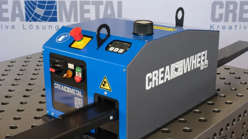 CREA-WHEEL 60 Basic auf einem Schweisstisch, Bedienseite mit Hauptschalter, Not-Aus, Digitalanzeige und Einstellknopf
