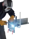 Schweisser mit Schutzhelm heftet eine Fussplatte an, gehalten von der Plattenschweisslehre CREA-HEAVY