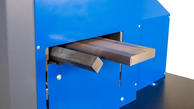 Flachstahl im Einlaufschacht der CREA-WHEEL 220 RRM aus nächster Nähe