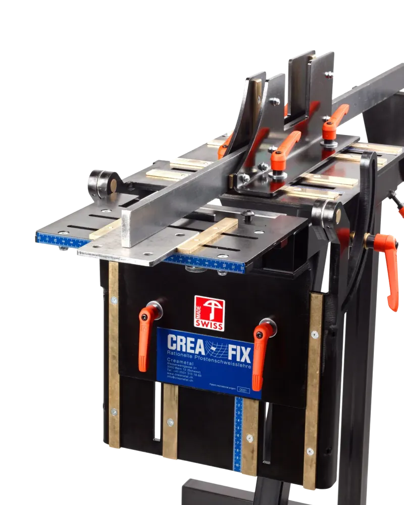 CREA-FIX von oben: blaue Skalen, orange Klemmhebel und eingelegtes Profil neben dem blauen Typenschild
